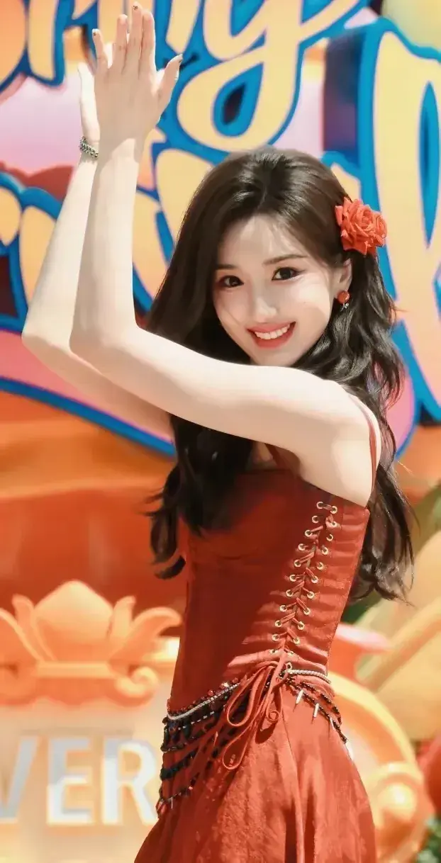 毛晓彤一袭红装翩翩起舞，真是太美了！