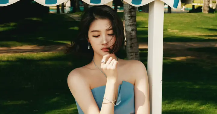 关晓彤，沙滩蓝裙大长腿，短发小姐身材绝了。