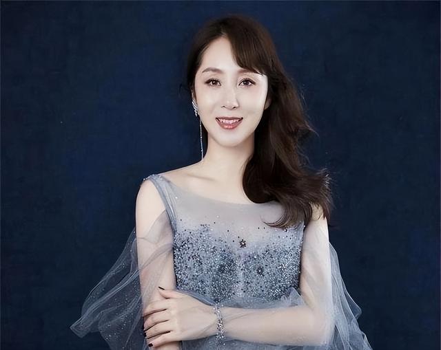 28岁从星光大道成名，却“抢”了别人丈夫，现在沦为了家庭主妇