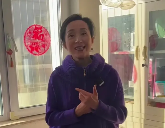 汤灿近况！在社区办公室献唱，没化妆、穿着朴素，她明显憔悴了