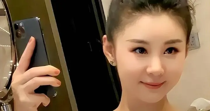 嫁富二代明星后，她住进北京豪宅，开劳斯莱斯，如今40岁又怀3胎