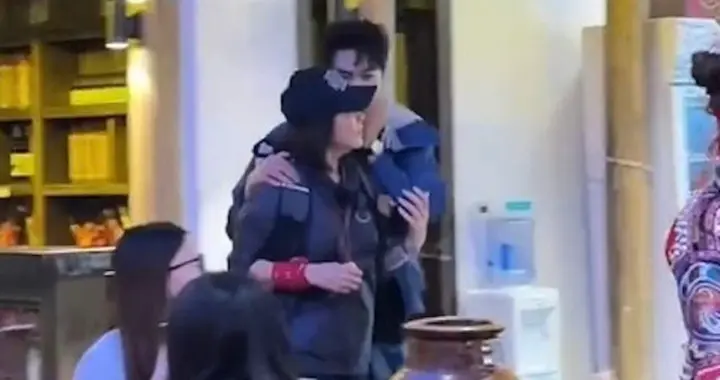 刘嘉玲与内地顶流小鲜肉讲悄悄话，举止亲密，自言会逗姐姐开心