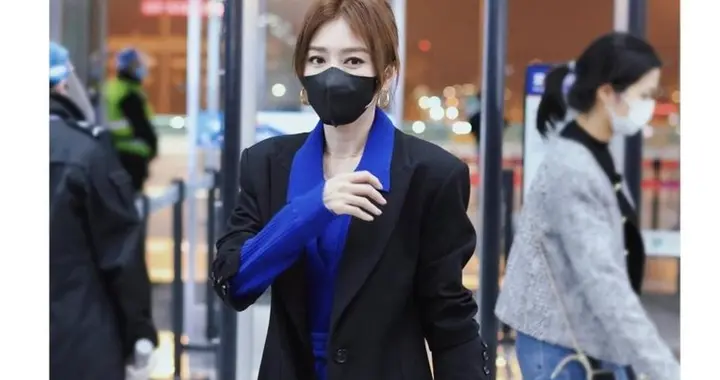 44岁秦岚松弛感穿搭，原来不露腰、不露腿的穿法，也很时尚洋气