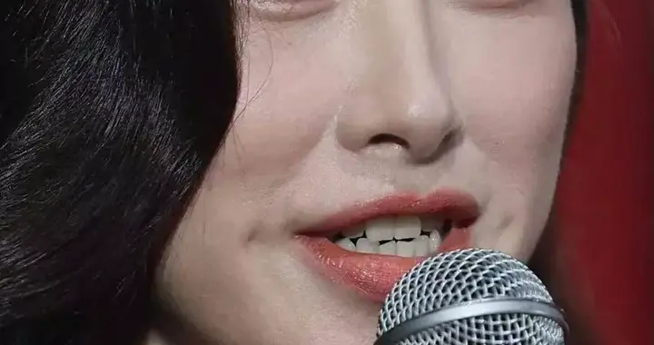 我的天！四十岁的朱珠眼角也开始长皱纹了！