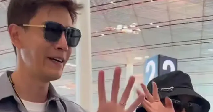 北京偶遇经超夫妇！小李琳水桶腰抢镜，与老公十指紧扣被嘲像母子