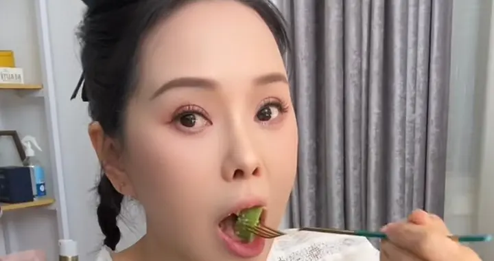 57岁伊能静轻断食减肥，104斤嫌腿粗，有小肚子，一天只吃一顿饭