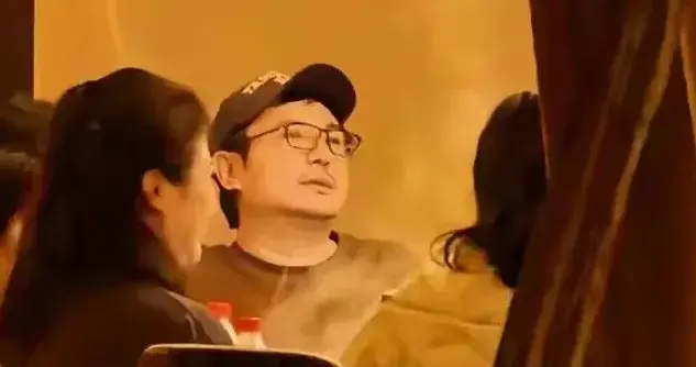 沈腾现身三亚与友聚餐，并没和妻子王琦挨着落座，女方笑出双下巴