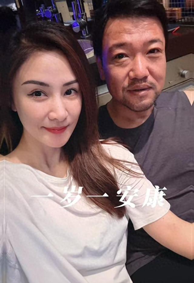贾冰减肥成功！与老婆合照瘦到脱相，因老婆太年轻，被嘲像父女