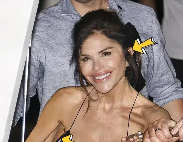 桑切斯贝佐斯在法国度蜜月，她眼角皱纹很深，她头靠着贝佐斯很甜