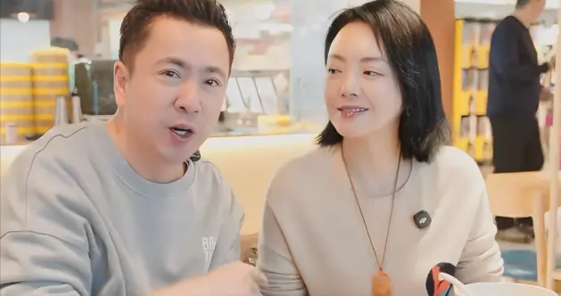 王中磊破产后小年过的太寒酸！和老婆小店吃汤圆，端盘喂她忙不停