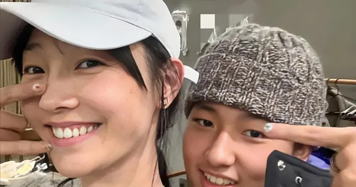 44岁白百何和儿子的自拍,气质有点土土的,浪费妈妈的基因