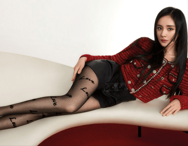 38岁杨幂展示最新动态，活泼似少女，大方展示“腿精”美照