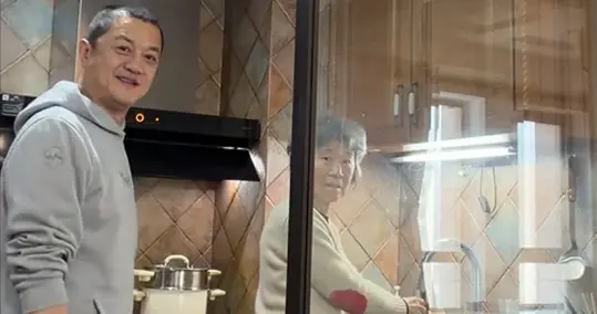 李亚鹏和妈妈过元宵节！北京小房好干净，要和金喜一起为夏夏庆生