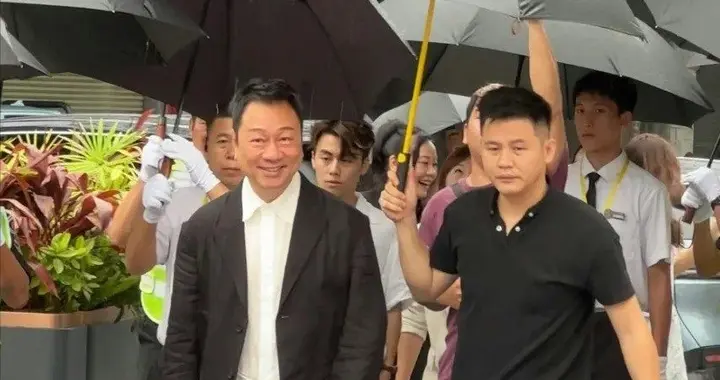 TVB视帝中山出席活动 十人撑伞护送显排场