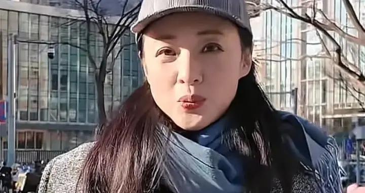 57岁周涛冬日穿搭嫩得像30岁：大衣+蓝围巾+阔腿裤，漂亮又暖和