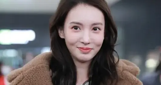 34岁金晨增肥后颜值大回春！穿羊羔毛外套+白T+黑裤子 时髦又高级