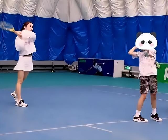 李念三胎后美到认不出！39岁穿短裙如少女，三娃妈有这状态惹人羡