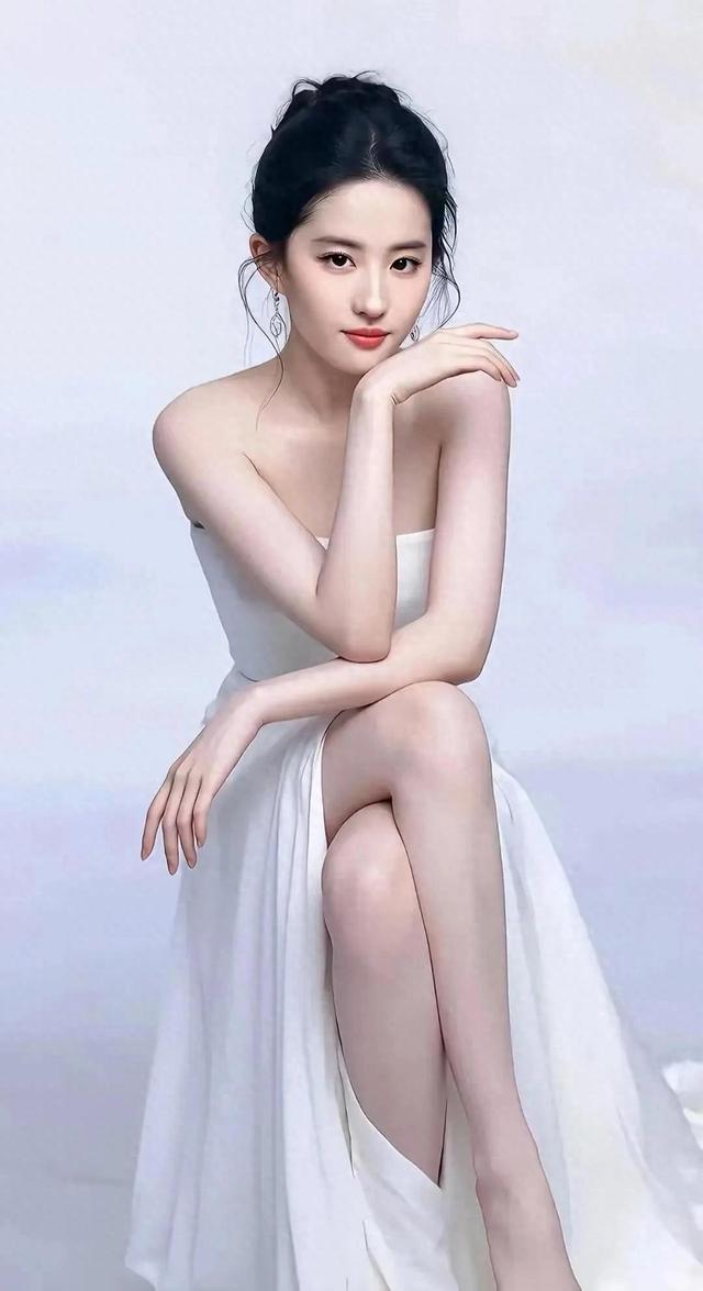 刘亦菲赤足轻倚，眉眼含情，美得不可方物