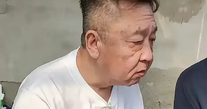 于谦在北京自家四合院请朋友吃饭，抽20多块钱的烟皮肤发皱像70岁