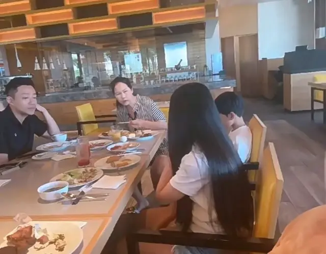 汪小菲带孩子出国度假，张兰晒小玥儿侧颜照，一家人看海好幸福