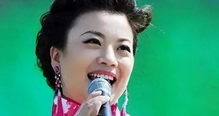 连登27次春晚的民歌天后，为劳改犯未婚未育，57岁与男闺蜜相伴