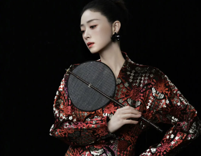 蒋欣的“迎财神套装”火了！金蛇招财贵气十足，比春晚穿搭还亮眼