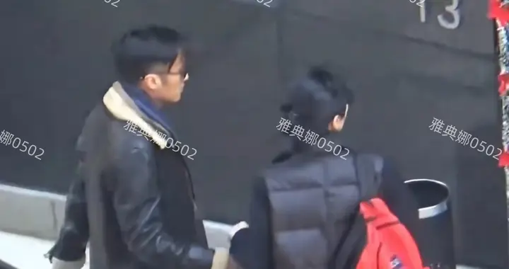 想不到王菲谢霆锋这两个又酷又高冷的人，私下居然手牵手这么甜!