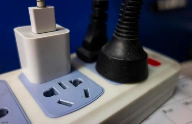 抄电表员偷偷提醒我：家中这4个电器，记得要拔插头，电费省一半