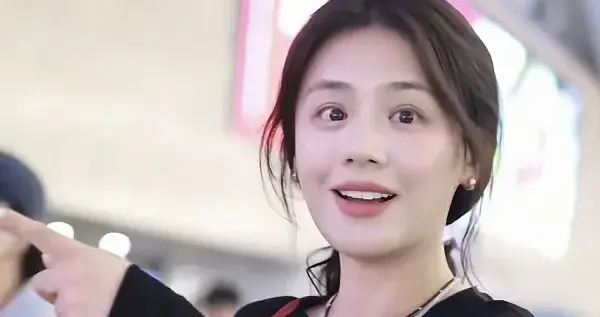 马思纯机场素颜被偶遇，日常穿搭随意又舒适，瘦下来的她真很漂亮