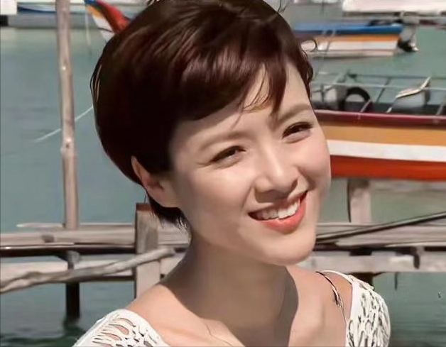 从来没有想过短发＋发箍能那么绝配！