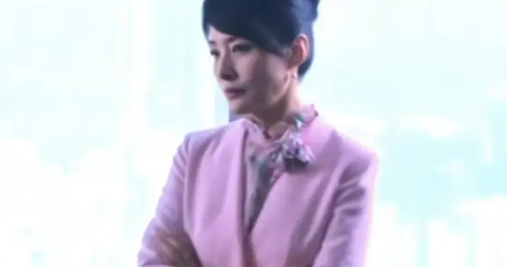 周涛淡粉色职业套裙，在办公室的落地窗前