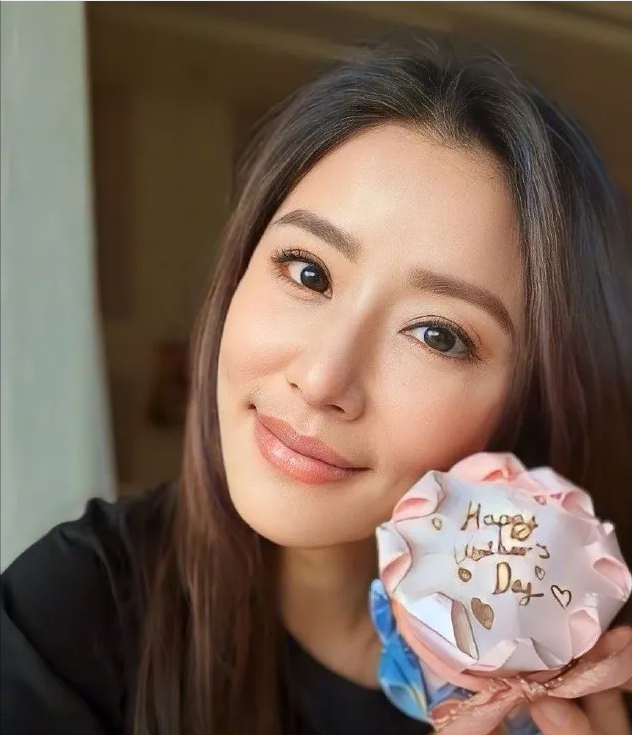 49岁林心如晒母亲节礼物，穿黑化眼线，厚嘴唇美到像整容！