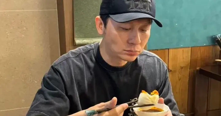 李晨在上海吃包子被偶遇！男明星真的好自律，他一顿饭吃三个包子