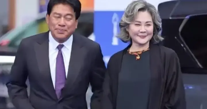 63岁丛珊现身，“满头白发”不影响颜值，看起来像43岁