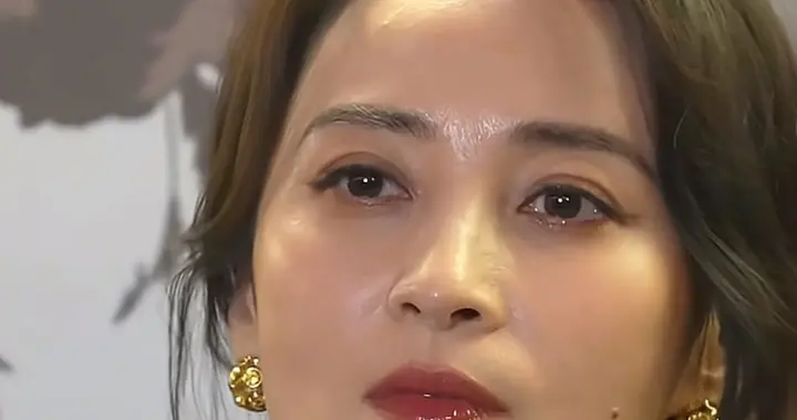 50岁蒋勤勤活动怼脸拍！皮肤紧致，下颌线清晰，陈建斌好福气