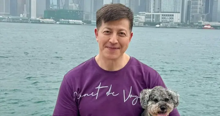 58岁TVB绿叶自曝破产，欠债数十万，与小21岁女友交往两个月分手