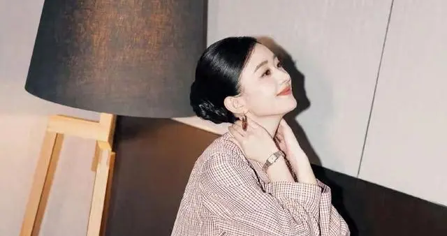 赵丽颖的脚也太绝了吧，线条精致又好看，直接被这颜值惊艳到！ ???