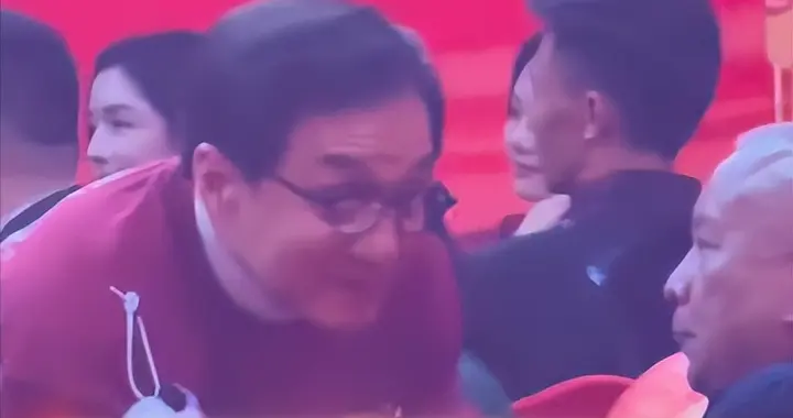 电影嘉年华：成龙找李、袁热聊，吴京挤开谢霆锋猛拍照，于适硬凑