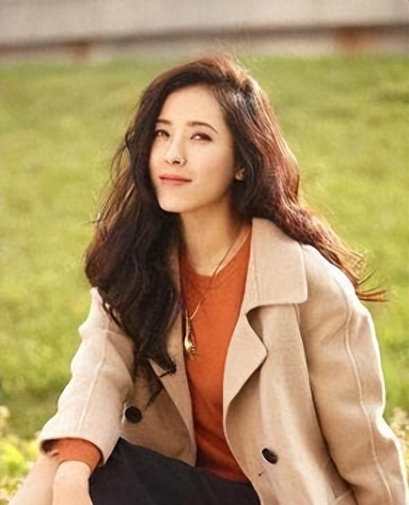 她是两百年难遇的美人，靠美貌“征服”无数男人，如今48岁仍未婚