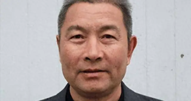 他是国家一级演员，演了半辈子戏，戏外爱妻如命，却为儿子操碎心