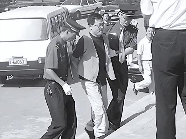 2006年袁宝璟走下法庭，和妻子见面后，被押殡仪馆抬进死刑执行车