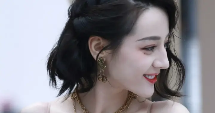 迪丽热巴，短发金色吊带裙，眼窝的美人痣真好看
