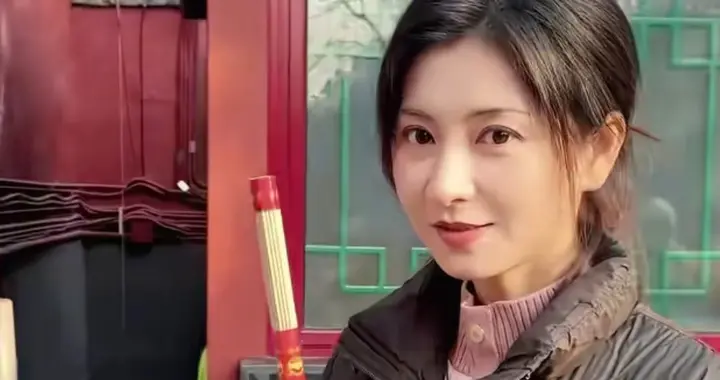 42岁斓曦冬日穿搭：羽绒服+阔腿裤，保暖高级，眉姐姐美得像28岁