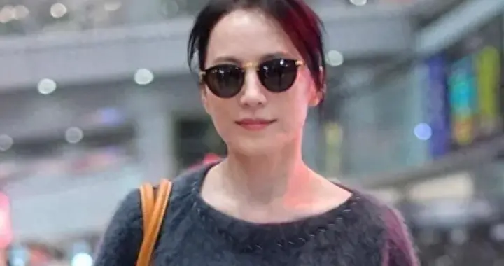 俞飞鸿穿出了70后女性想要的三七身材！毛衣+阔腿裤，高级又洋气