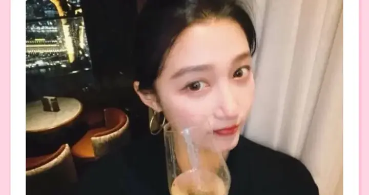 关晓彤晒新加坡度假照，梳着丸子头，戴着大耳环，明星范十足