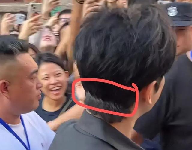 黄晓明青岛被拍，一头浓密黑发很假，网友：这么有钱，买个好点