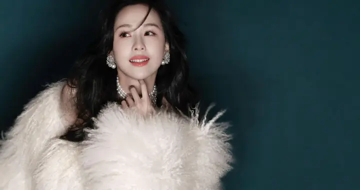 陈都灵白裙毛绒披肩，珍珠点缀，复古优雅尽显奢华格调
