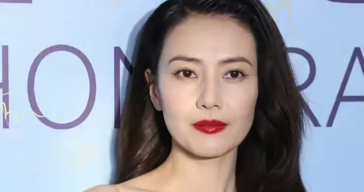 高圆圆现身北影节，面对镜头从容淡雅，尽显优雅老去的美感