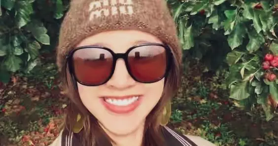 唐艺昕化身田园女神！徒手摘山楂收获颇丰，笑容比果子还甜！