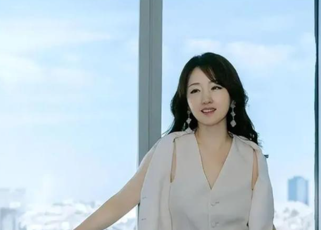 53岁杨钰莹现状：和母亲定居深圳，在豪宅种菜生活惬意，仍未结婚